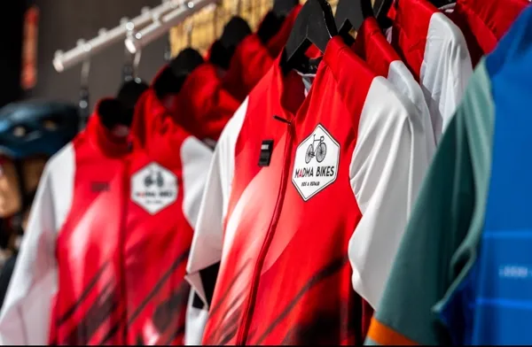 Maillots oficiales del Club Ciclista Madma Bikes colgados en la tienda