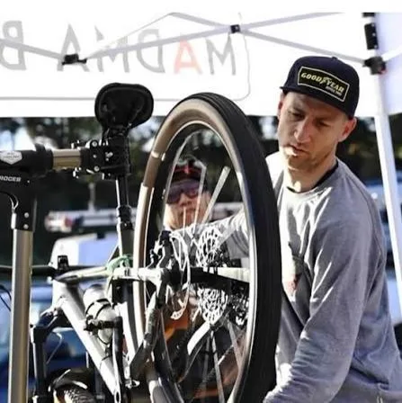 Asistencia mecánica de Madma Bikes en carrera